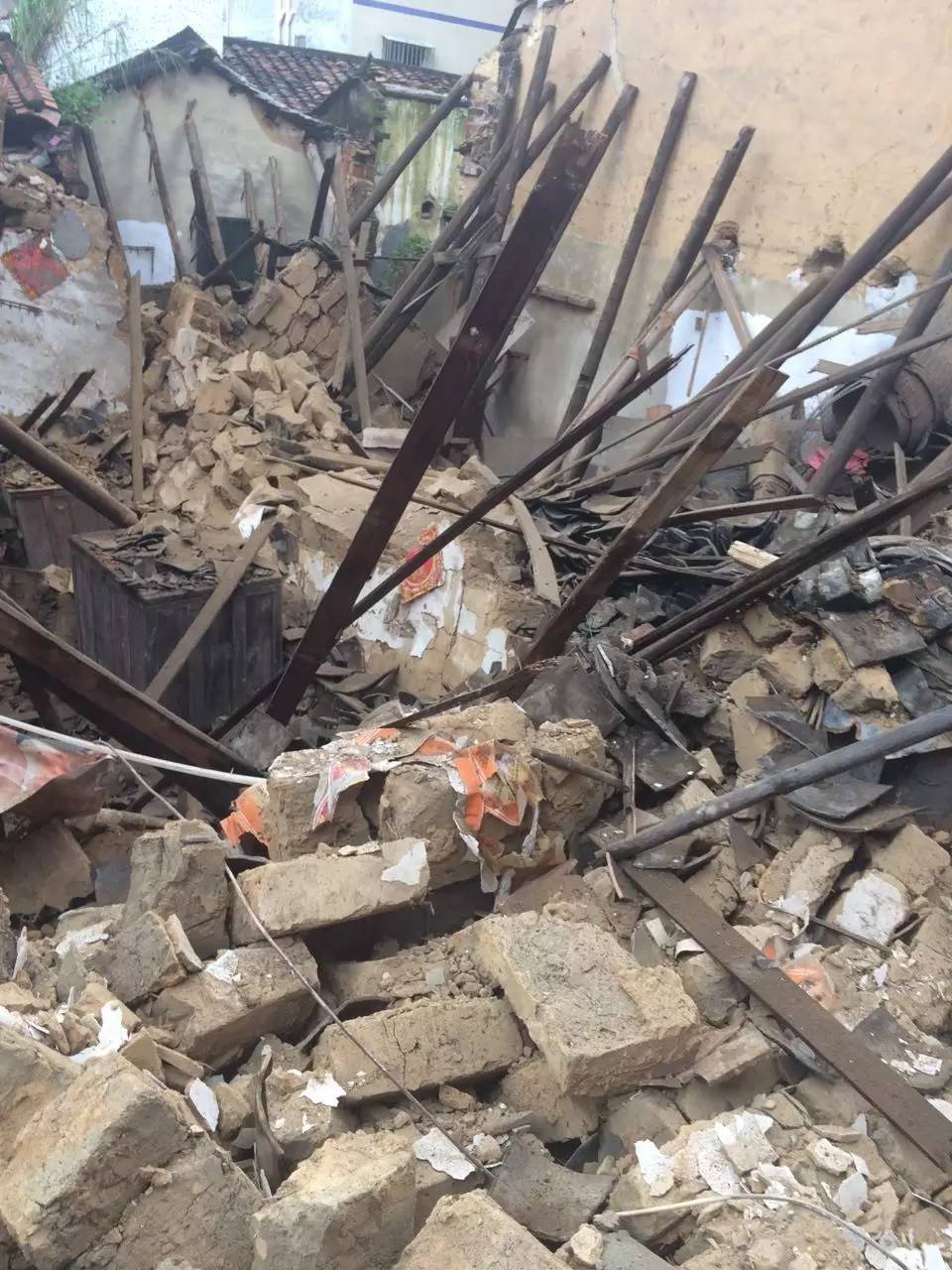 台湾一小学大片建筑倒塌 满地碎石_建筑倒塌 孟加拉国_伊朗一栋建筑着火倒塌