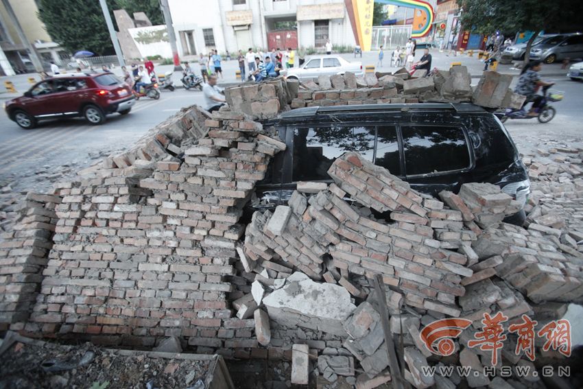 伊朗一栋建筑着火倒塌_建筑倒塌 孟加拉国_台湾一小学大片建筑倒塌 满地碎石