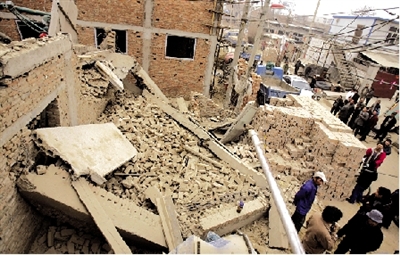 建筑倒塌 孟加拉国_伊朗一栋建筑着火倒塌_台湾一小学大片建筑倒塌 满地碎石