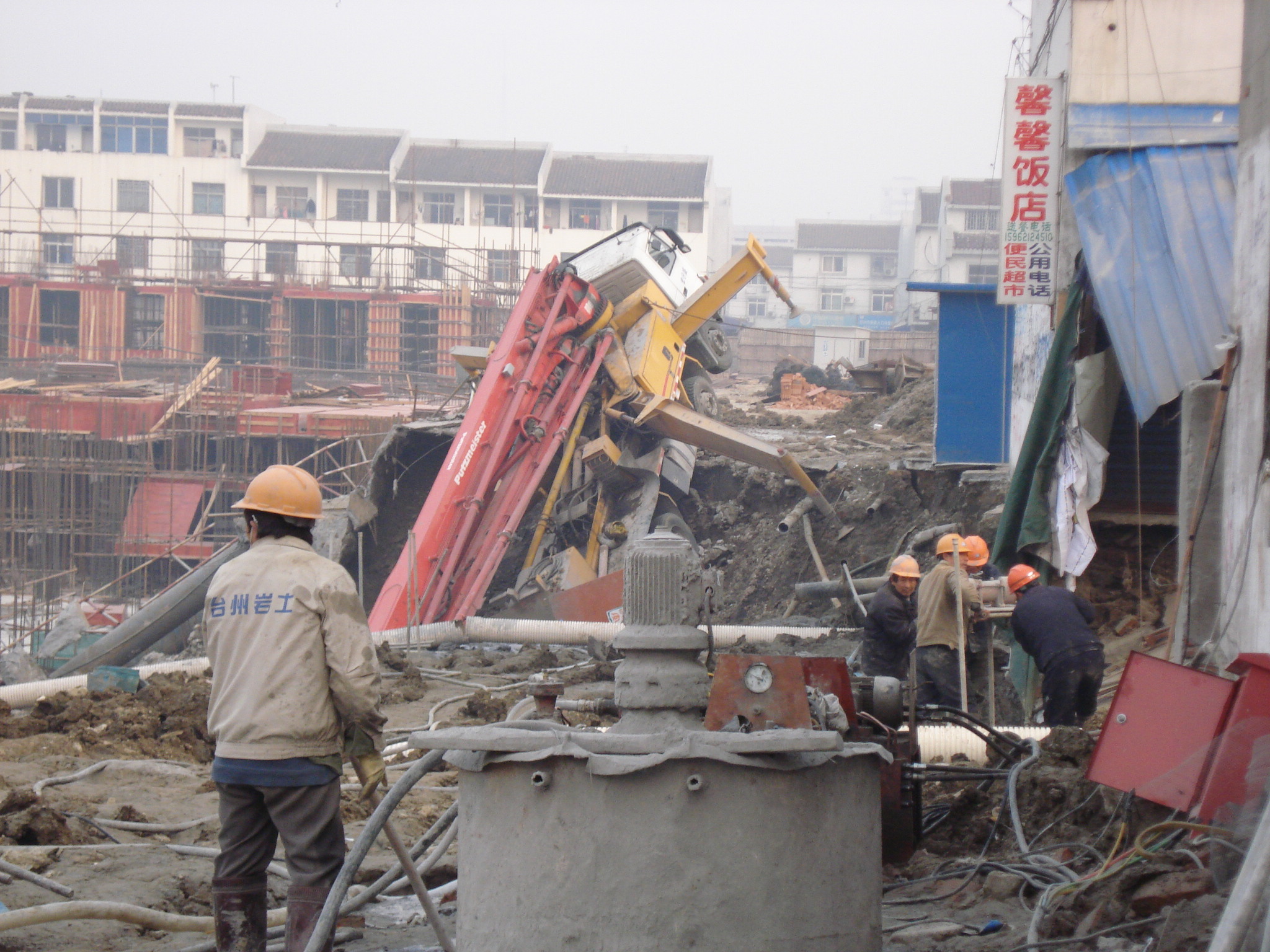 伊朗一栋建筑着火倒塌_台湾一小学大片建筑倒塌 满地碎石_建筑倒塌 孟加拉国