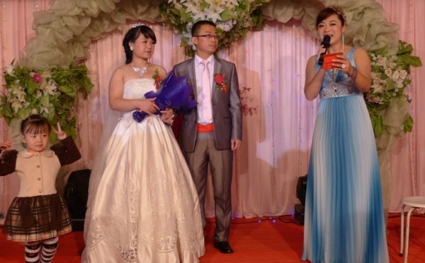 婚庆司仪主持词_司仪主持完婚礼上桌吃饭被扣尾款_司仪主持