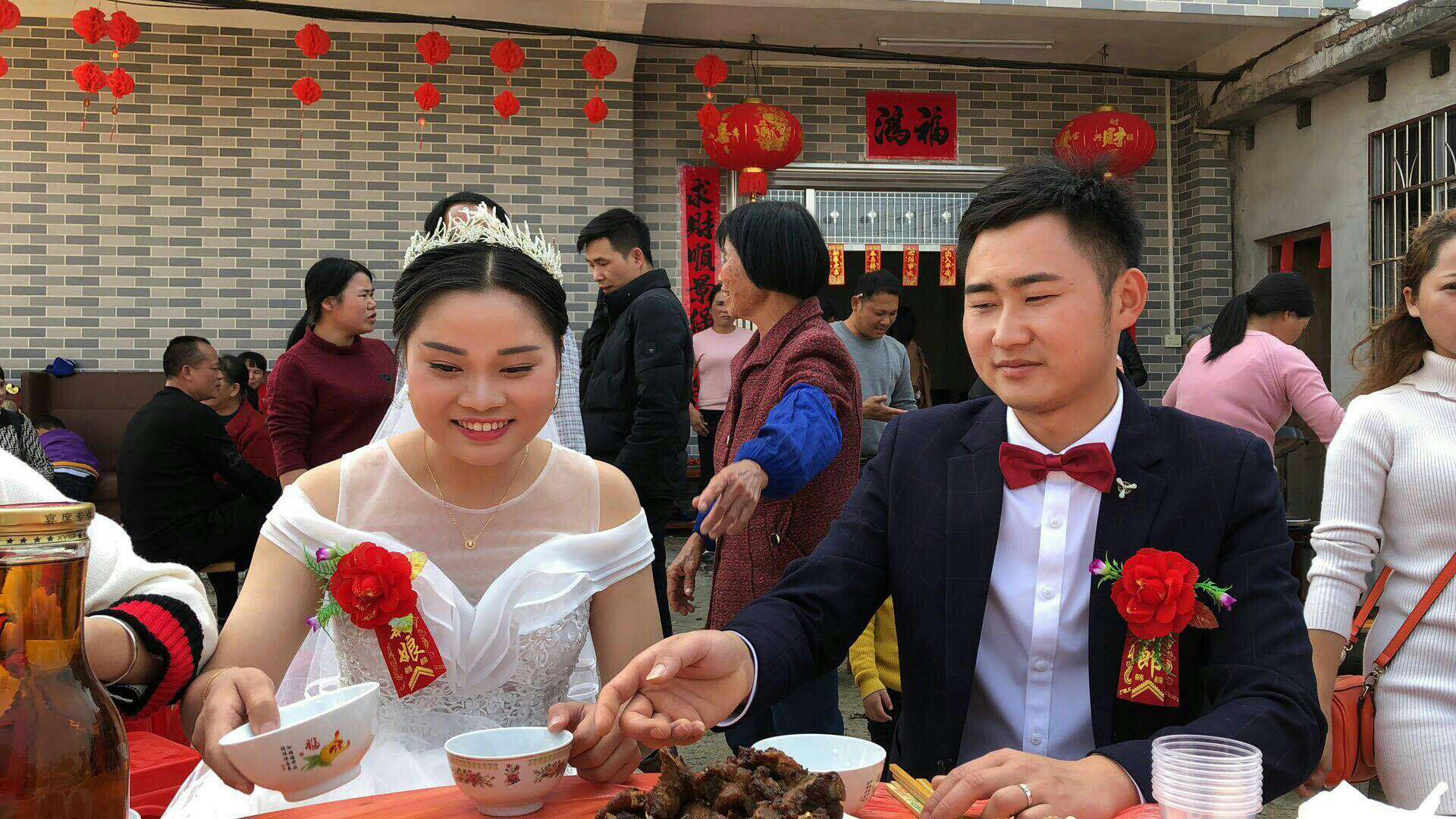 司仪主持_司仪主持完婚礼上桌吃饭被扣尾款_婚庆司仪主持词