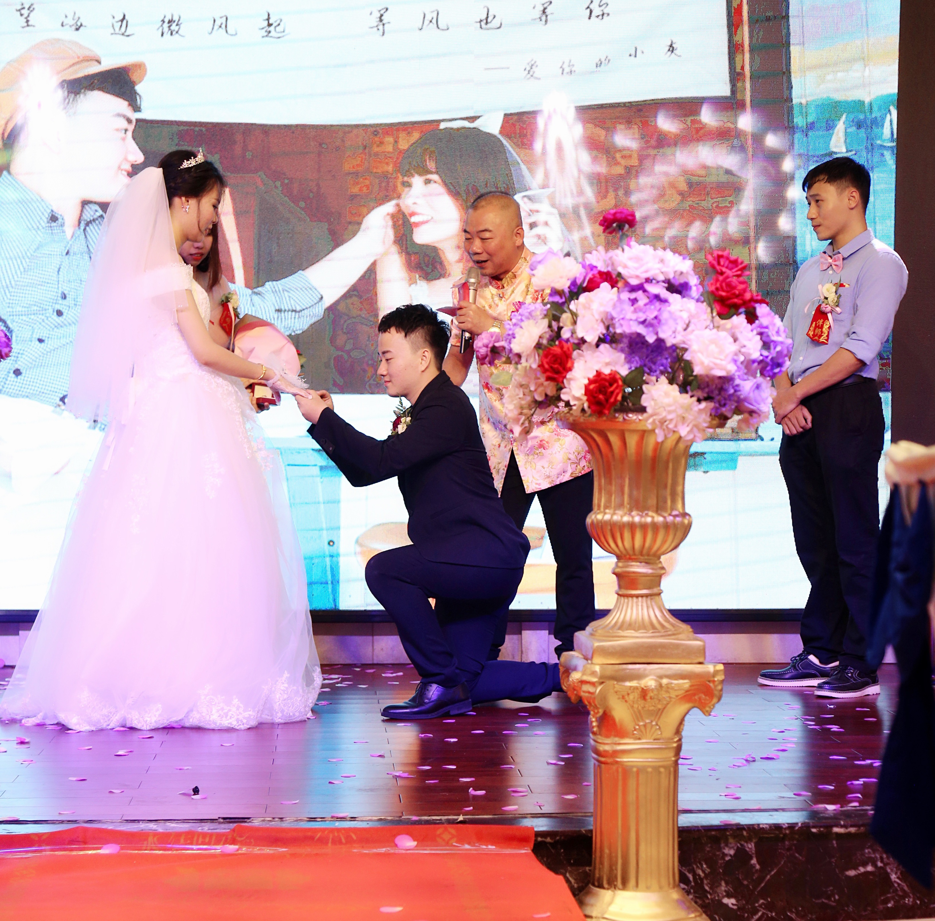 结婚司仪主持词_司仪主持完婚礼上桌吃饭被扣尾款_yy司仪主持词