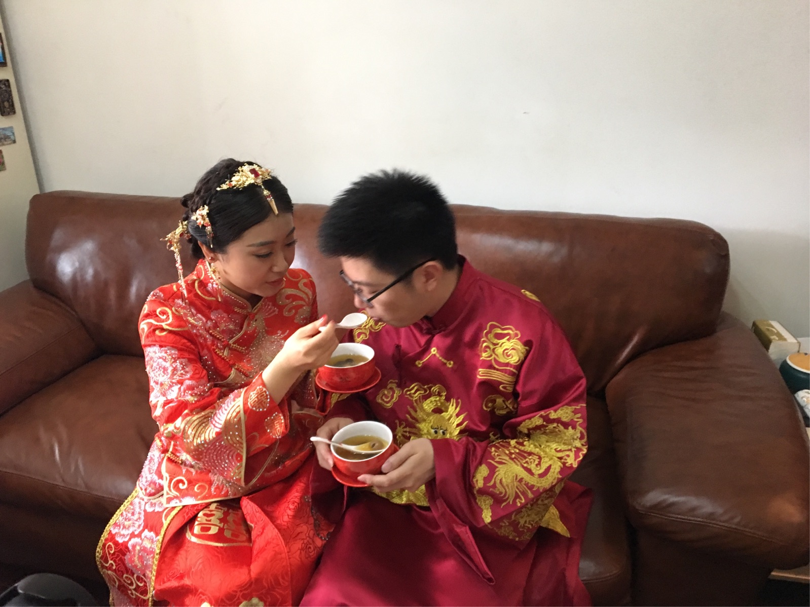 yy司仪主持词_司仪主持完婚礼上桌吃饭被扣尾款_桌桌有娱主持人黄蕴瑶