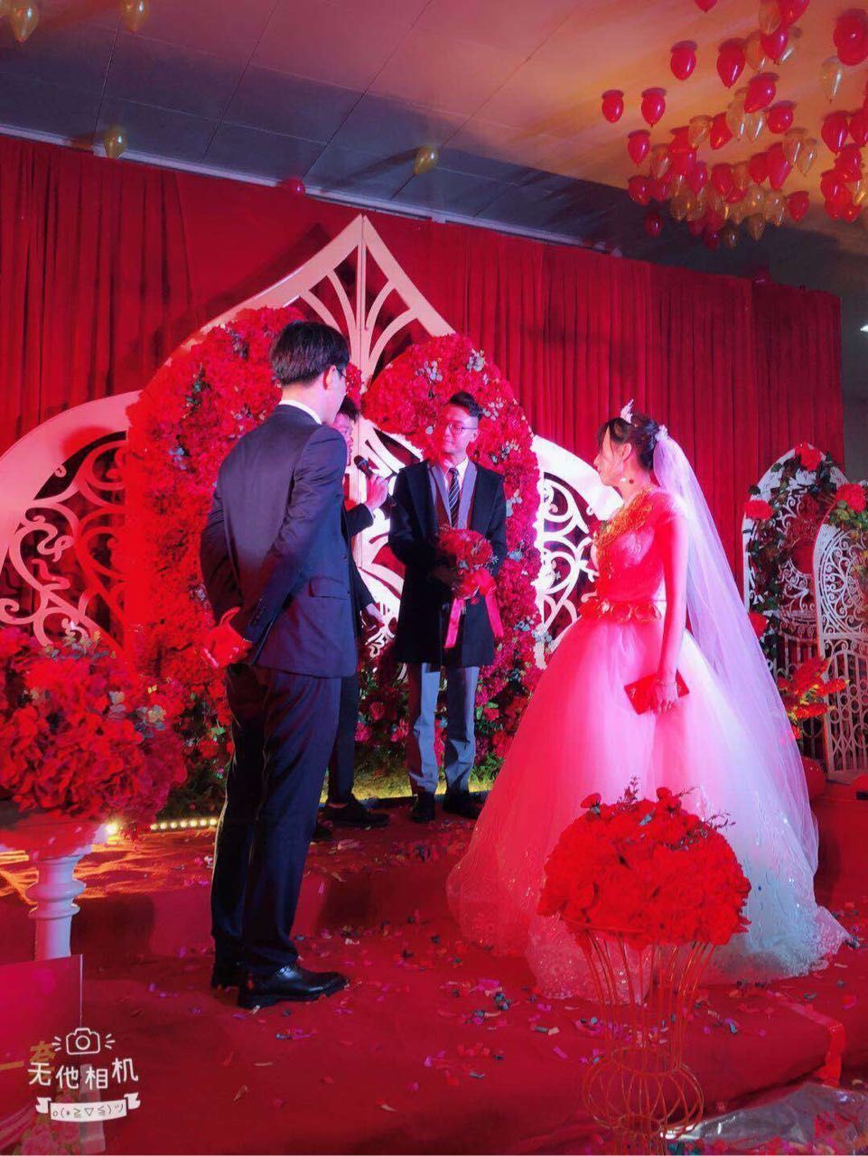 yy司仪主持词_司仪主持完婚礼上桌吃饭被扣尾款_桌桌有娱主持人黄蕴瑶