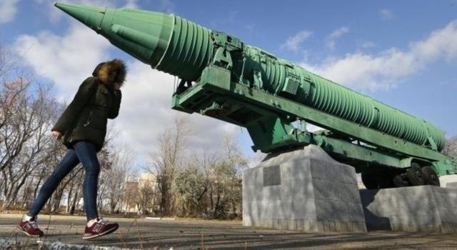 安倍 普京玩笔 动图_柯泽尼欧斯基_泽连斯基:不相信普京会动用核武器