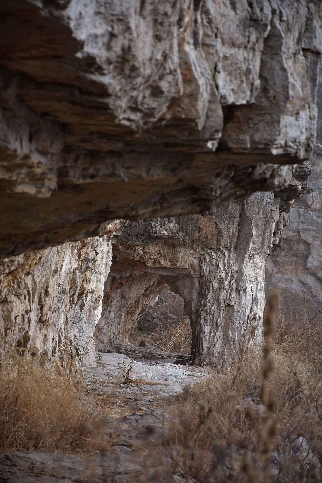 现实的生活_悬崖山洞现生活痕迹_很厌倦现在的生活