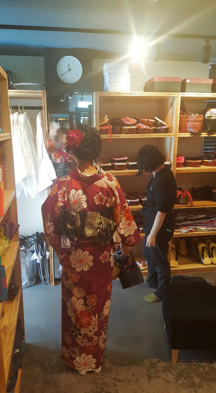 湖南两人穿和服就餐 阿姨劝阻遭怼_记者英语提问柯洁遭怼_日本穿和服里面穿内衣吗