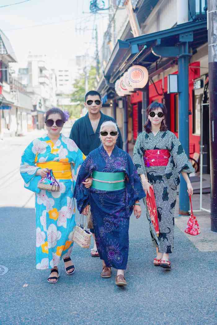 记者英语提问柯洁遭怼_湖南两人穿和服就餐 阿姨劝阻遭怼_日本穿和服里面穿内衣吗