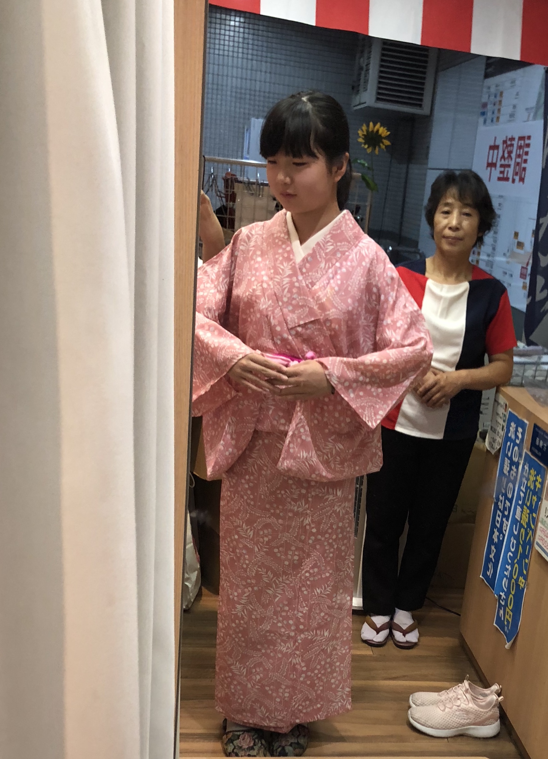 日本穿和服里面穿内衣吗_湖南两人穿和服就餐 阿姨劝阻遭怼_记者英语提问柯洁遭怼