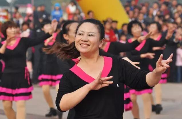 中国大妈被曝在卢浮宫跳广场舞_跳广场舞大妈_大妈为跳广场舞拿工具砍掉停车线