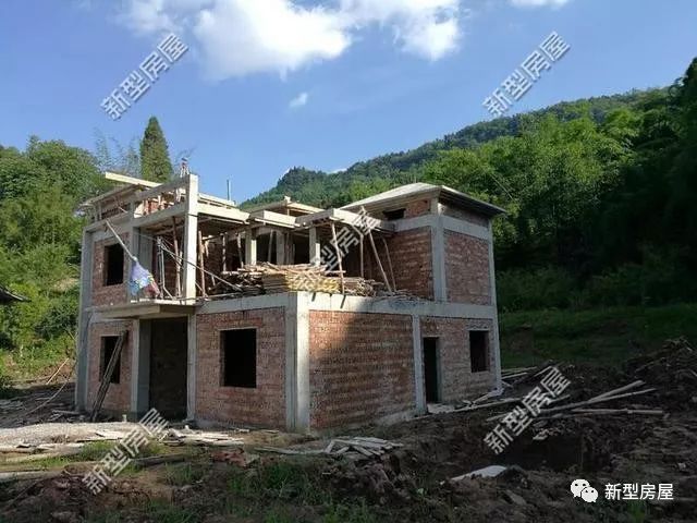 鸡蛋用手捏不碎作文_官方回应居委会发通告严禁居民上坟_居民自建房红砖一捏就碎?官方回应