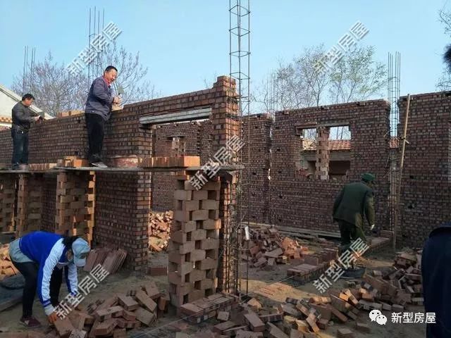 鸡蛋用手捏不碎作文_官方回应居委会发通告严禁居民上坟_居民自建房红砖一捏就碎?官方回应