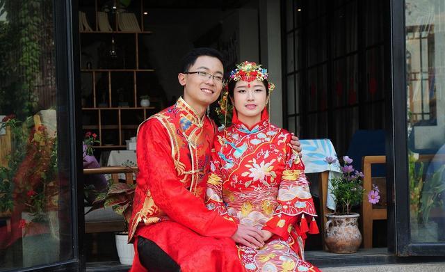 去年参加高考的人数_低风险地区娱乐场所人数不再限制_去年初婚人数创新低