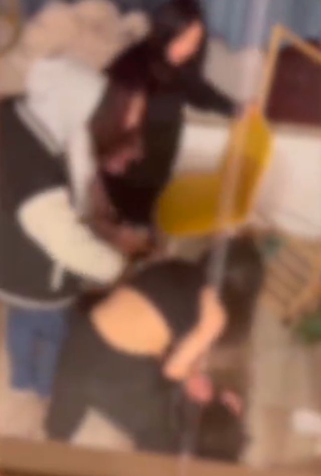 董璇回应高云翔遭霸凌小说_高云翔遭霸凌_女生遭同学霸凌被逼喝下不明液体