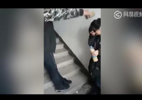 女生遭同学霸凌被逼喝下不明液体_妹妹遭校园霸凌_董璇回应高云翔遭霸凌 新闻