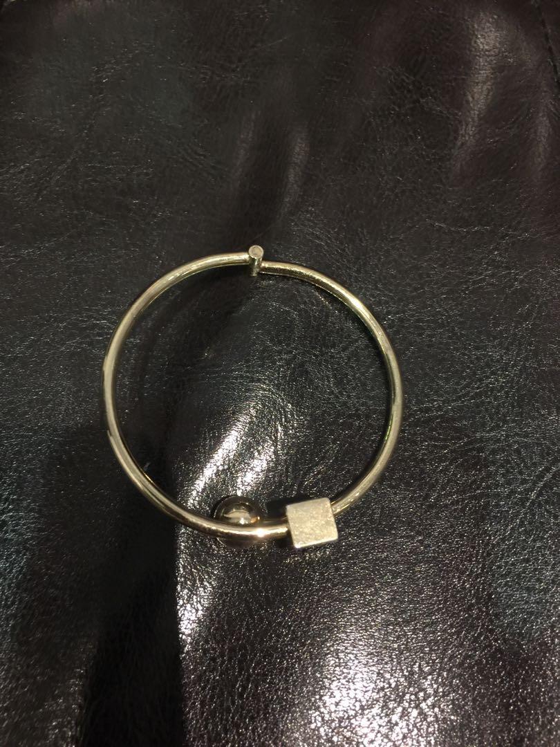 鬼娃回魂的鬼娃孩子_逗娃顺走孩子金手镯_入室盗窃顺走女婴