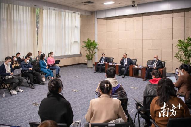 94岁英国女王谈接种新冠疫苗_钟南山谈新冠后遗症_中南山谈医改