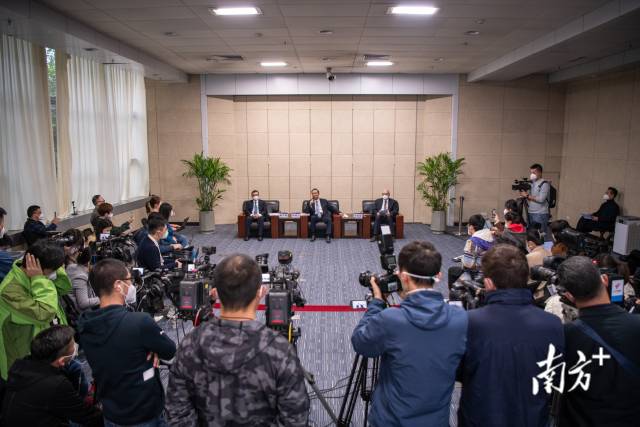 中南山谈医改_94岁英国女王谈接种新冠疫苗_钟南山谈新冠后遗症