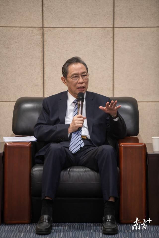 94岁英国女王谈接种新冠疫苗_中南山谈医改_钟南山谈新冠后遗症