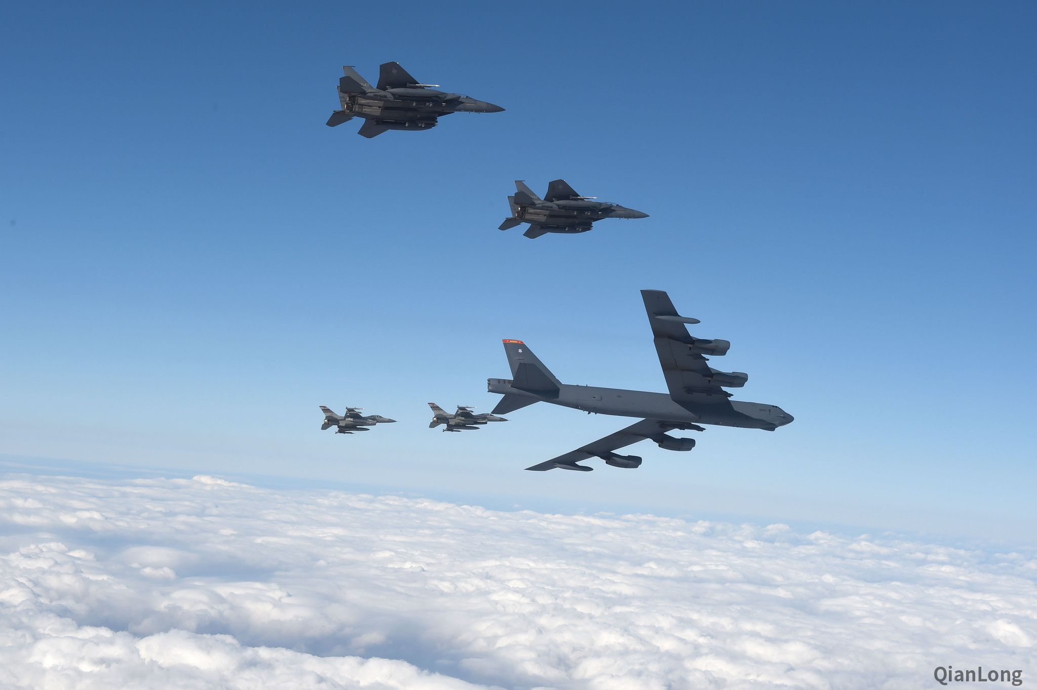 美b-21轰炸机亮相_美媒中国核航母模型亮相 舷号18带弹射器凤凰网_赫拉气垫b b 霜21是什么色