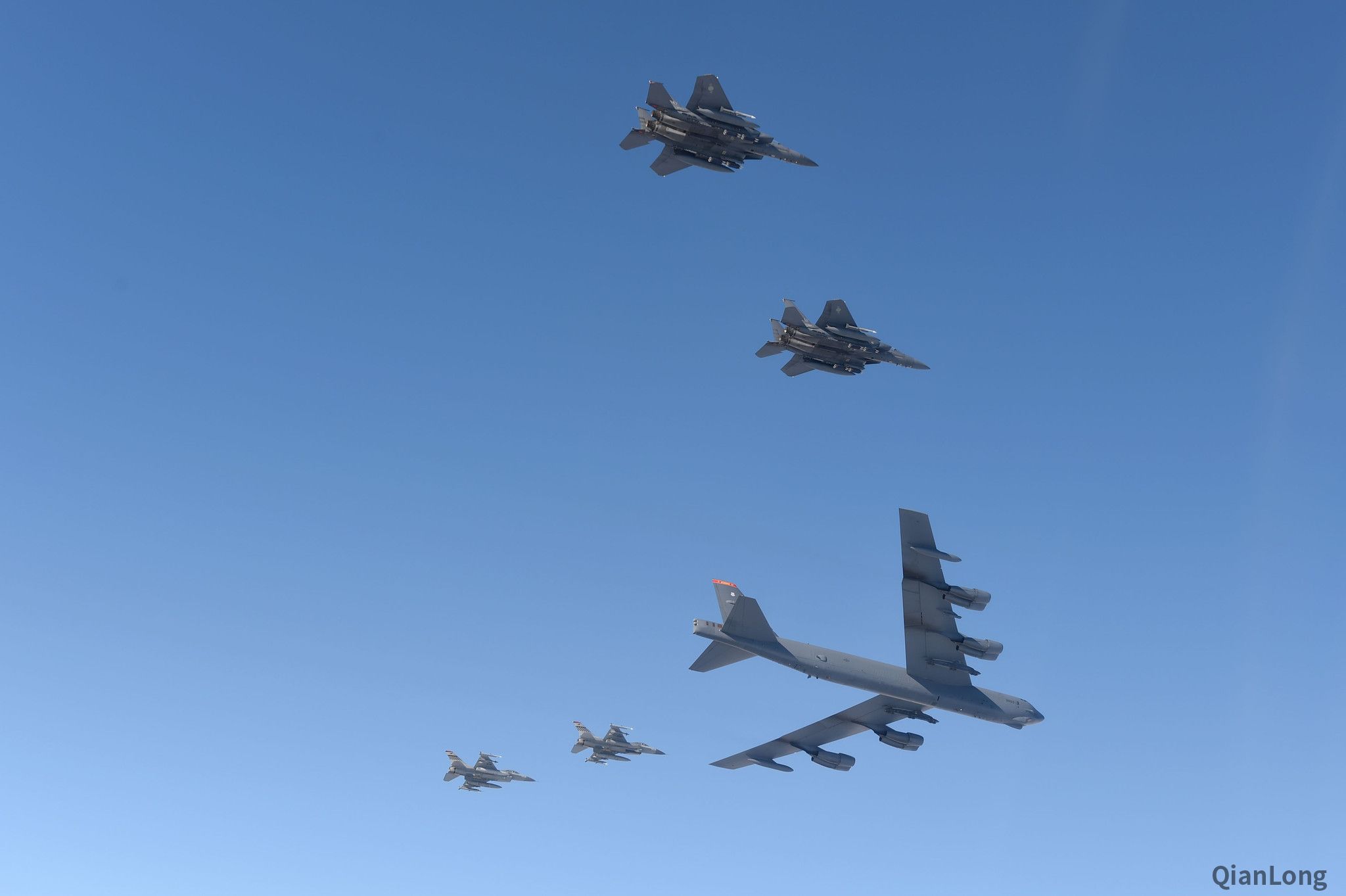 美b-21轰炸机亮相_赫拉气垫b b 霜21是什么色_美媒中国核航母模型亮相 舷号18带弹射器凤凰网