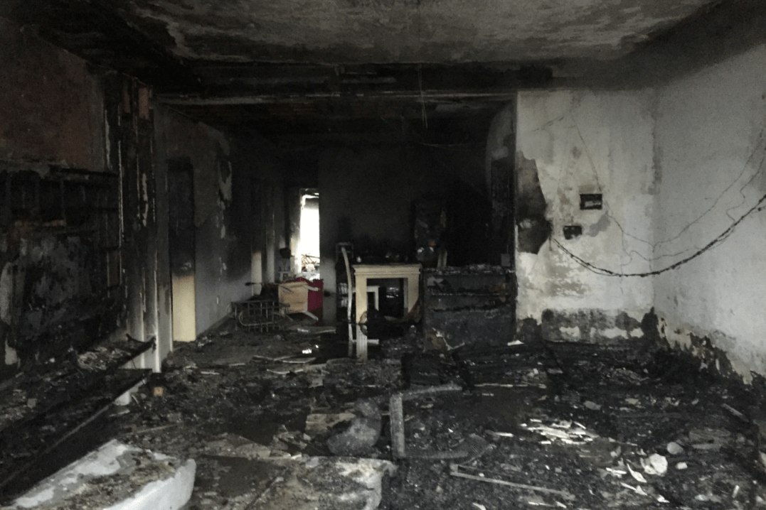 见义勇为冲进火场救瘫痪老人_救丈夫冲进火场_将妻子送出火场再救儿子时父子俩遇难