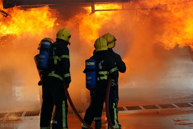 救丈夫冲进火场_将妻子送出火场再救儿子时父子俩遇难_见义勇为冲进火场救瘫痪老人