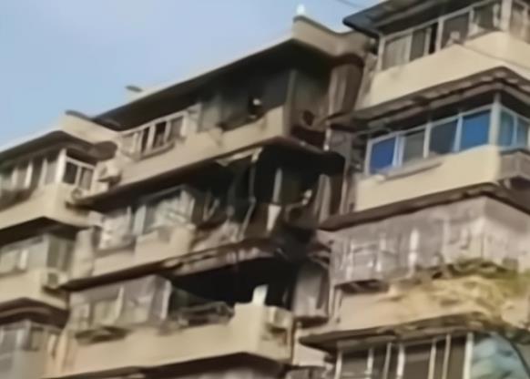 将妻子送出火场再救儿子时父子俩遇难_救丈夫冲进火场_消防员火场救