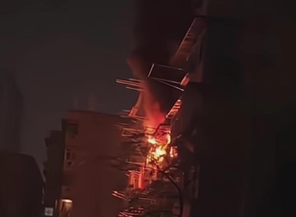 救丈夫冲进火场_将妻子送出火场再救儿子时父子俩遇难_消防员火场救