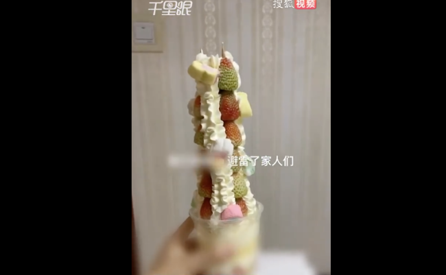 顾客买49.9元草莓塔全是绿色草莓，店家：红草莓没有了