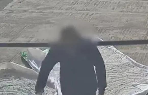 撒农药飞机_男子称君 女子称什么_男子称自家晾晒藕粉疑遭邻居撒农药