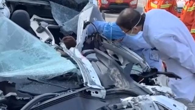 大巴高速倒车货车追尾_特斯拉高速追尾货车_警方通报韶关特斯拉追尾货车