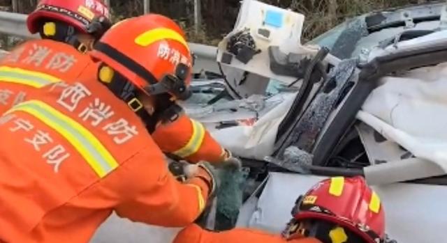 大巴高速倒车货车追尾_特斯拉高速追尾货车_警方通报韶关特斯拉追尾货车