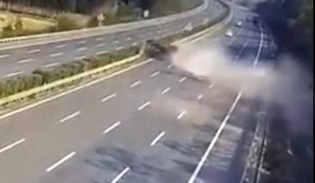 大巴高速倒车货车追尾_特斯拉高速追尾货车_警方通报韶关特斯拉追尾货车