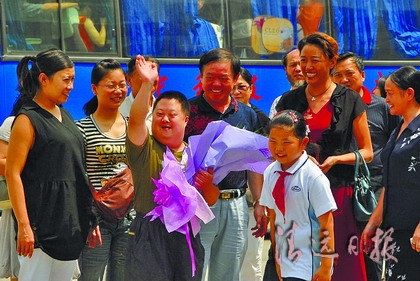 女孩微笑 回应_苏玛远嫁非洲_远嫁非洲女孩回应