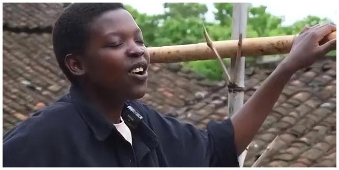 尼日利亚总统回应被绑架女孩_当事女孩回应鲍毓明抛出聊天记录_远嫁非洲女孩回应