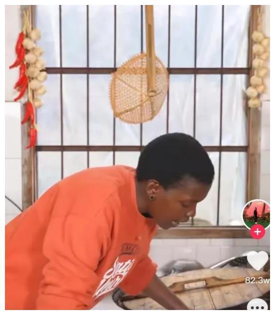 尼日利亚总统回应被绑架女孩_当事女孩回应鲍毓明抛出聊天记录_远嫁非洲女孩回应