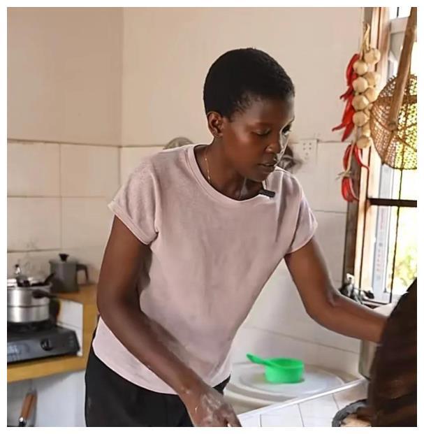 尼日利亚总统回应被绑架女孩_当事女孩回应鲍毓明抛出聊天记录_远嫁非洲女孩回应