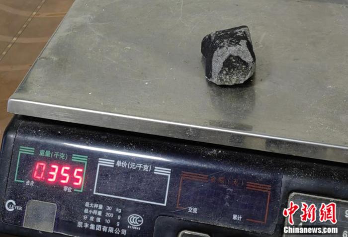 杭州疑有陨石掉落_伊丁石陨石有磁性吗_杭州陨石博物馆