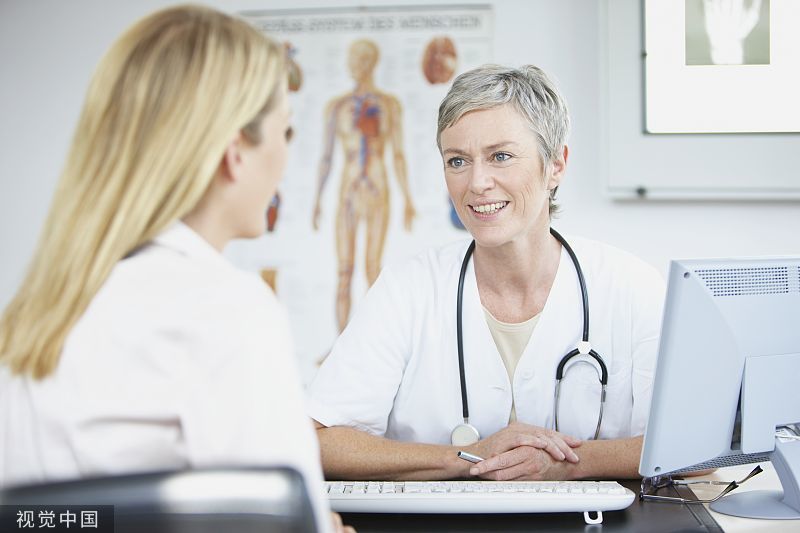 新冠重症患者康复后横渡长江_英国新冠肺炎患者边咳边劝_一新冠患者因过量饮水导致水中毒