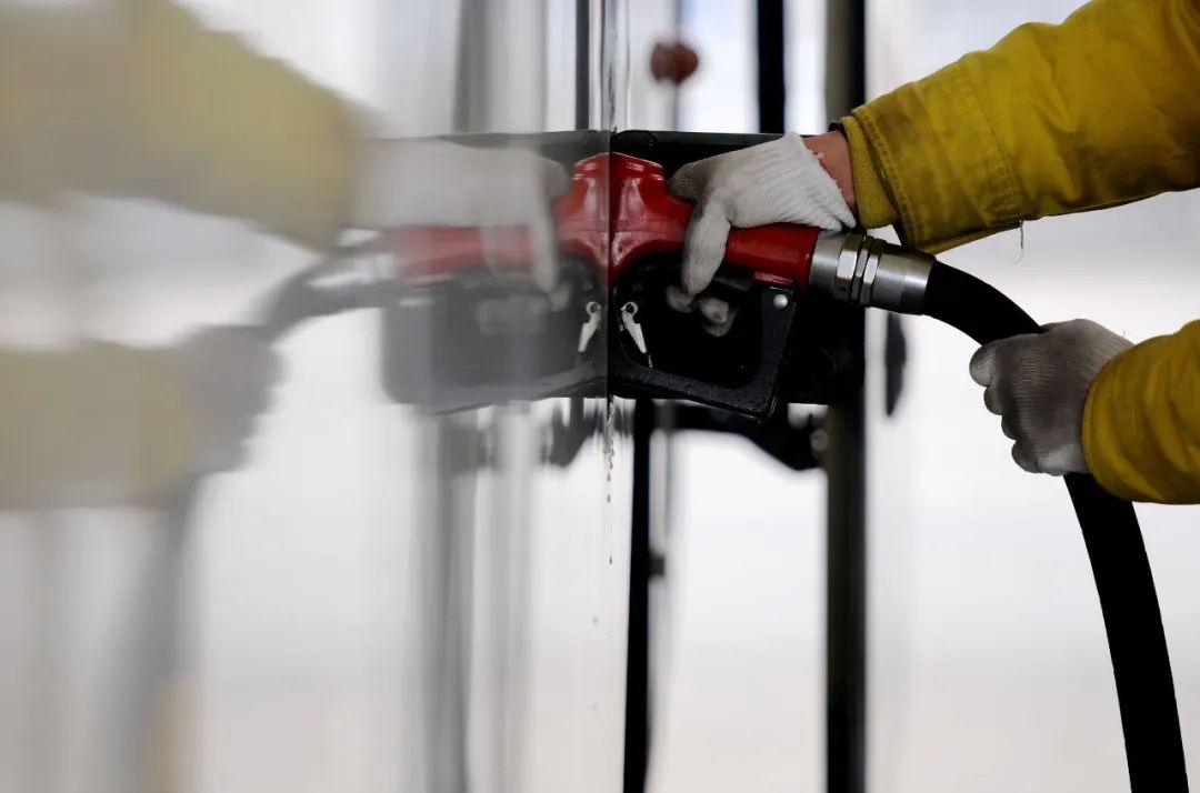 调油价印度就摔飞机_内油价含巨大消费税_油价迎年内最后一调