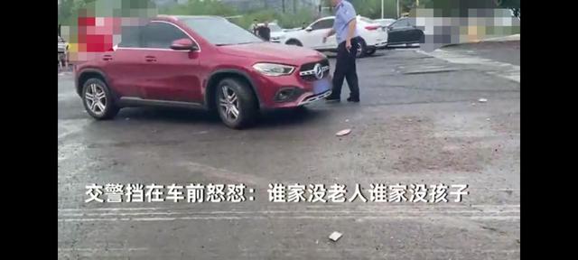 奔驰c级车_奔驰插队阻碍救护车_丈夫开豪车撞妻奔驰