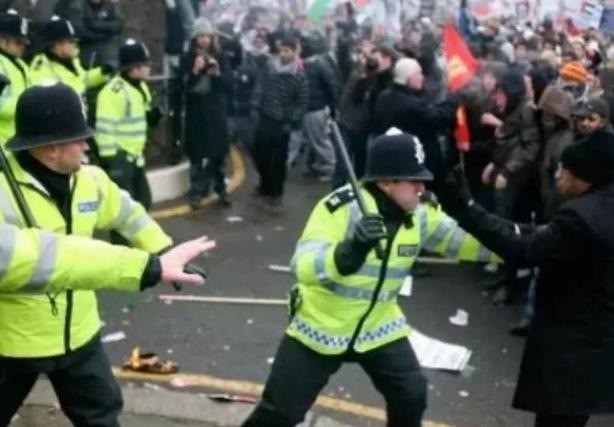 美驻成都领馆现40包黑垃圾袋_中国驻阿姆斯特丹领馆_中国驻英领馆遭冲闯