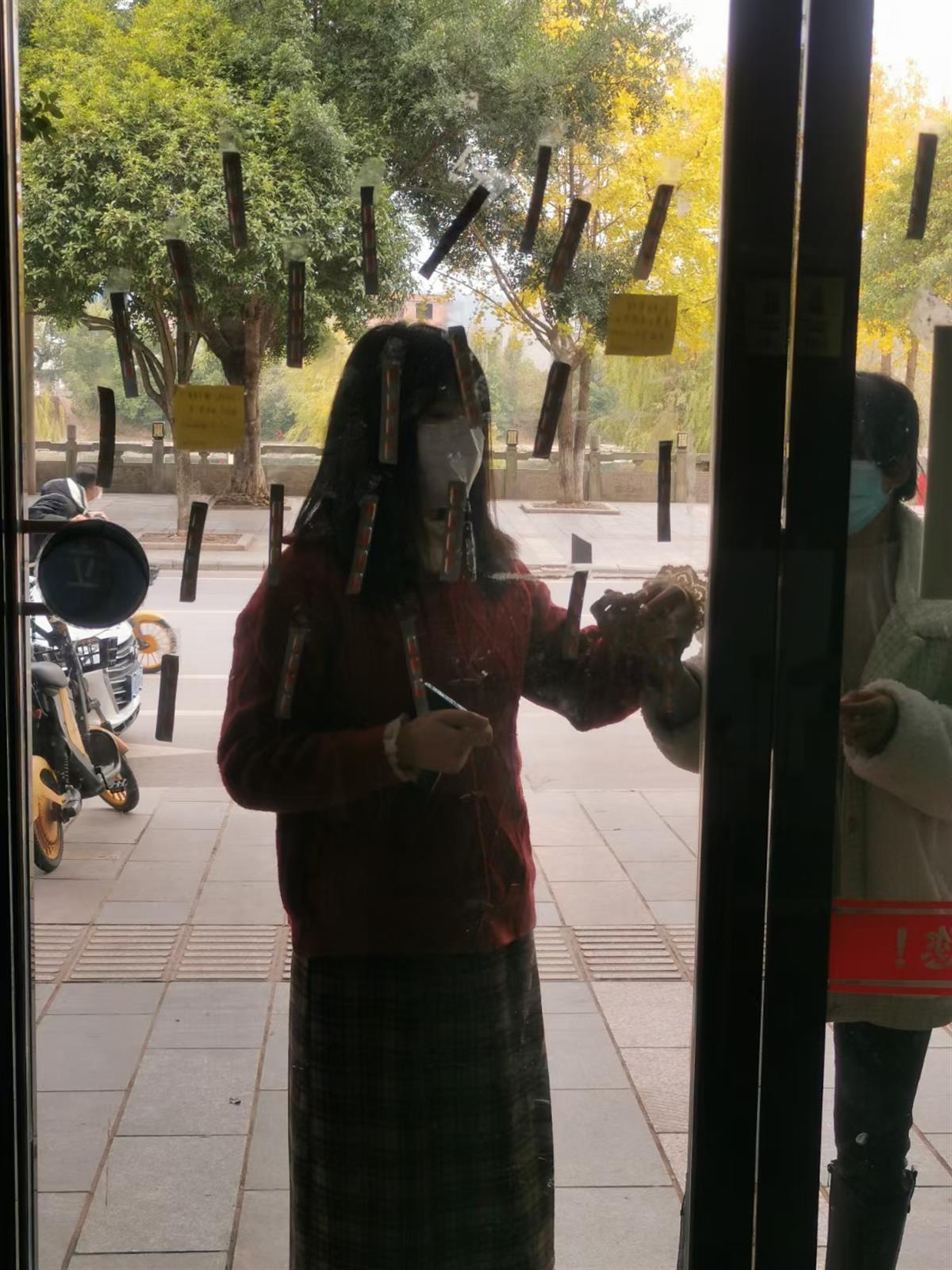 发烧贴丁桂儿脐贴_宝宝发烧可以贴退热贴吗_诊所门上贴药让夜间发烧人群自取