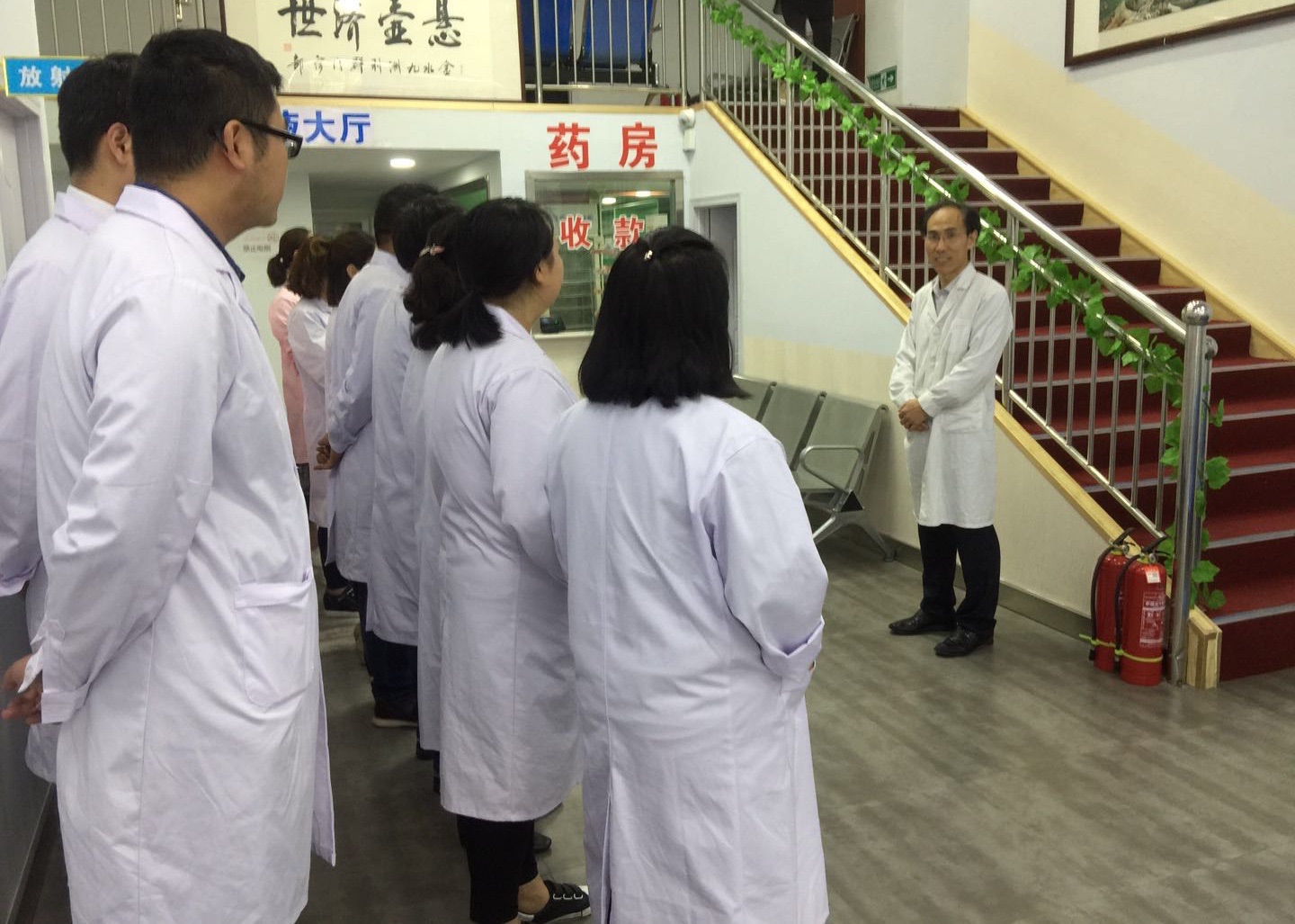 发烧贴丁桂儿脐贴_诊所门上贴药让夜间发烧人群自取_宝宝发烧可以贴退热贴吗