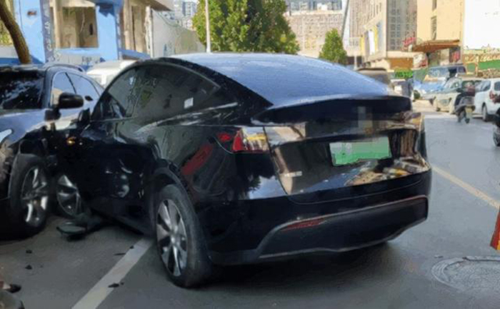 特斯拉事故视频_特斯拉再出事故_特斯拉事故司机发声
