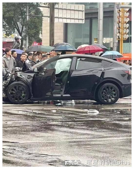 特斯拉事故司机发声_特斯拉撞车致死 美监管机构发声_特斯拉维权女车主父亲首次发声