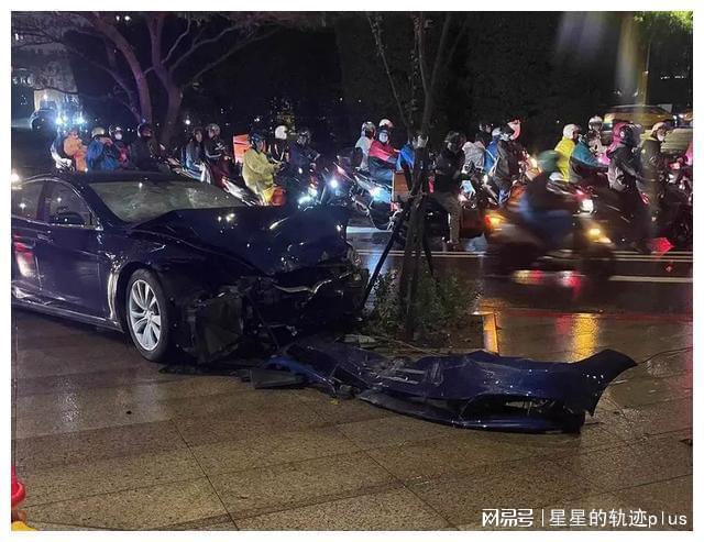 特斯拉撞车致死 美监管机构发声_特斯拉维权女车主父亲首次发声_特斯拉事故司机发声