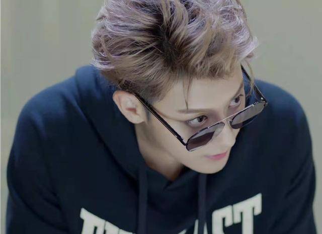 黄子韬确诊感染新冠_加拿大副外长确诊感染新冠病毒_泰国前总理他信确诊感染新冠